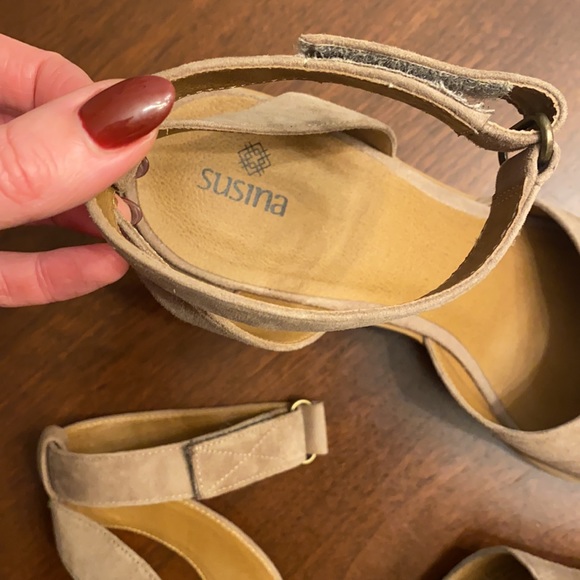 Suaina tan suede strap chunk heels. Size 8. - Picture 2 of 3